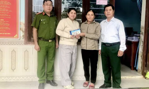 Phát hiện gần 2.000 USD trong túi đồ gửi tặng đồng bào vùng lũ