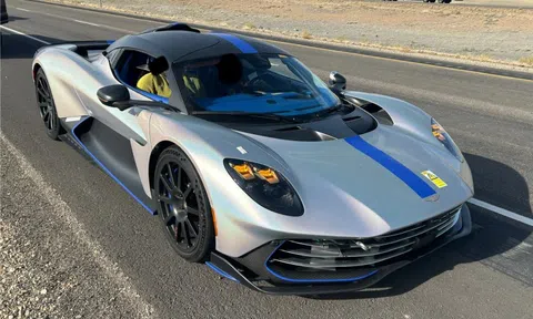 Chạy ẩu, siêu xe Aston Martin Valhalla bị cảnh sát 'tuýt còi'
