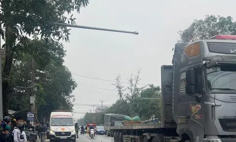 Đi khám bệnh về, cụ ông 79 tuổi va chạm với xe đầu kéo, bị cán tử vong