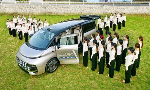 Nhét 42 người vào một xe, MPV Trung Quốc lập kỷ lục thế giới