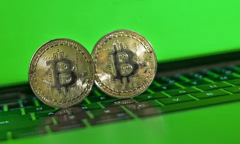 Bitcoin biến động như tàu lượn