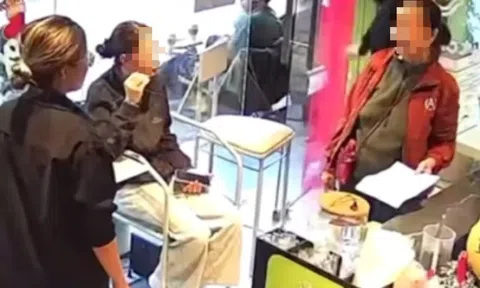 Xôn xao clip 2 phụ nữ kêu gọi ủng hộ đồng bào bị lũ lụt miền Trung nhưng "30 ngàn thì khỏi"