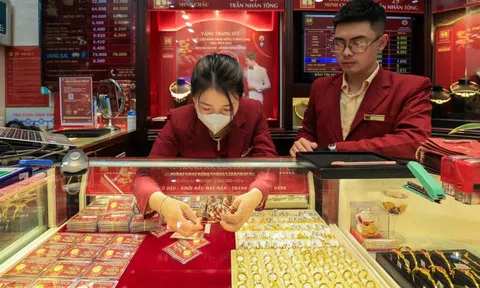 Giá vàng 'cheo leo trên đỉnh'