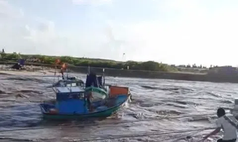 Nước lũ về nhanh, hàng chục ghe thuyền bị cuốn trôi, ngập hơn 1.000 căn nhà