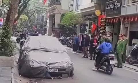 Cẩu, kéo ô tô phủ bạt "nằm lì" 4 năm trên phố Bát Sứ