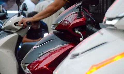 Giá xe máy xăng 'nhảy múa' giữa áp lực điện hóa