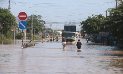 Quốc lộ 1 qua Lâm Đồng tiếp tục ngập sâu, giao thông nhiều nơi tê liệt