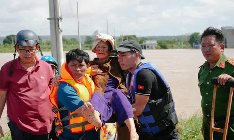 Đội cứu hộ Bình Thuận xuyên đêm "giải cứu" dân thoát lũ