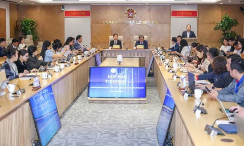 Lần đầu công nghệ hiện đại ra phố, hòa nhịp "đời sống vỉa hè"