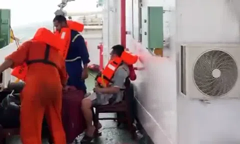 Giải cứu 13 thuyền viên Việt Nam trên tàu gặp sự cố tại vùng biển Malaysia