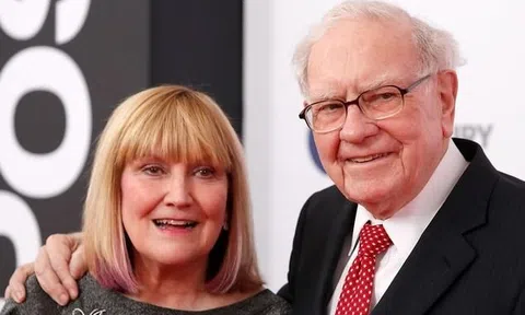 Chuyện khó tin trong gia đình Warren Buffett: Con gái duy nhất hơn 20 tuổi mới biết cha là tỷ phú, từng phải giao đồ ăn, bán báo để kiếm tiền