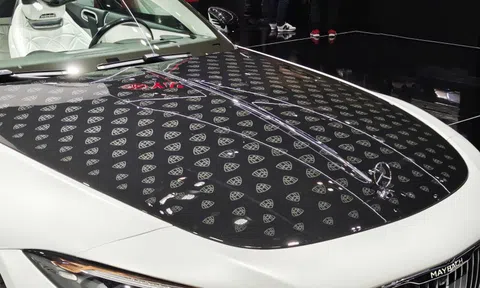 Có bao nhiêu logo được gắn lên chiếc Mercedes-Maybach SL680 Monogram?