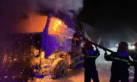 Xe đầu kéo chở 30 tấn viên nén năng lượng bốc cháy trên cao tốc