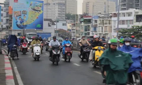 Bầu trời TPHCM tối sầm trong cơn mưa chiều