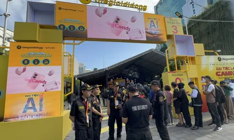 Xếp hàng từ sáng sớm để "săn" điện thoại, laptop giảm giá