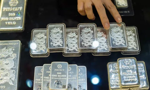Giá bạc miếng leo đỉnh lịch sử, tăng gấp đôi chỉ sau một năm