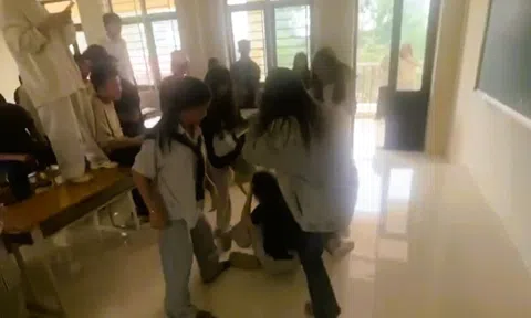 Nữ sinh lớp 10 ở Thanh Hóa nhập viện sau khi bị "đánh hội đồng" giữa lớp học