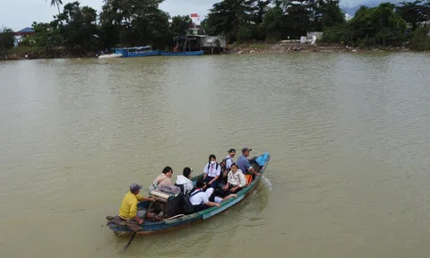 Tây Nha Trang: Ớn lạnh đi học bằng đò vì cầu Phú Kiểng bị trôi