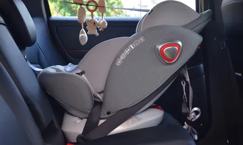 Quốc hội thông qua quy định, xe dịch vụ không bắt buộc có ghế trẻ em