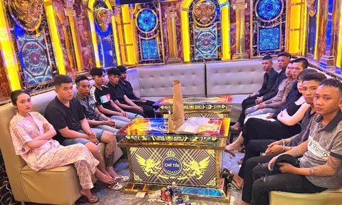 Bắt quả tang 18 đối tượng tại phòng karaoke “VIP 6” và “VIP 13”