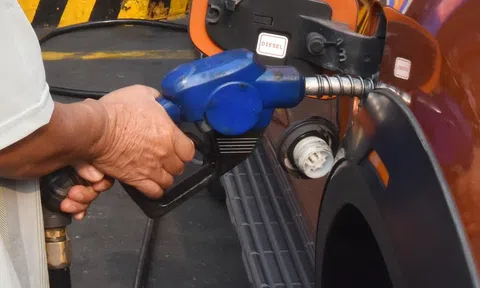 Giá xăng dầu giảm đồng loạt, có mặt hàng xăng về dưới 20.000 đồng/lít