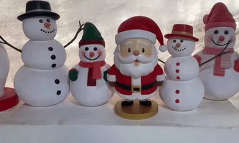 Công nhân tiết lộ điều thú vị trong xưởng sản xuất mô hình Noel ở Đồng Nai