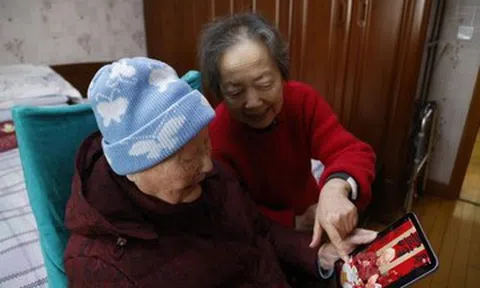 Cụ bà 100 tuổi gây sốt mạng khi livestream ăn uống, tiết lộ bí quyết sống thọ