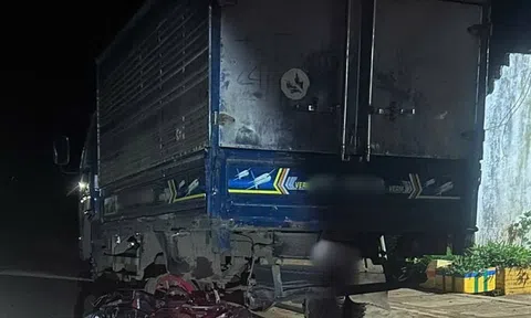 CLIP: Tông vào xe tải đang đậu, 3 người trên xe máy tử vong