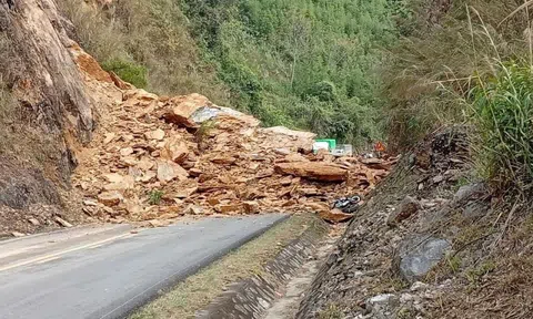 VIDEO: Sạt lở đất đá nghiêm trọng trên quốc lộ, 3 người nghi bị vùi lấp