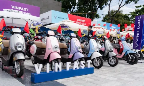 Người tiêu dùng hưởng lợi kép khi xe máy điện 'lên ngôi'