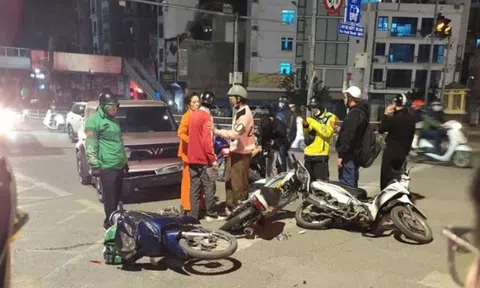 Ô tô con tông liên hoàn nhiều xe máy đang dừng đèn đỏ