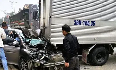 6 ô tô tông liên hoàn trên Quốc lộ 1A, 1 ô tô bẹp dúm