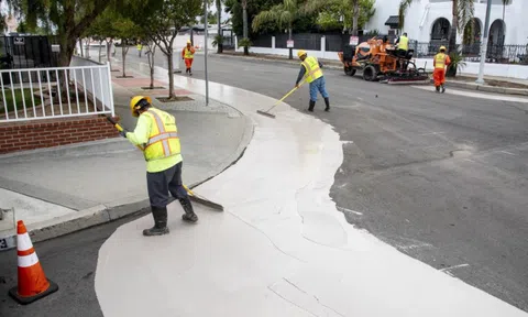 Tại sao đường phố tại California sơn màu trắng?