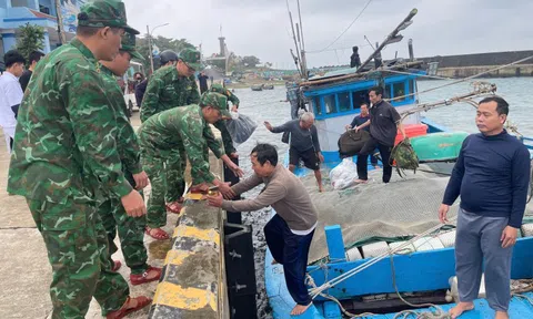 Cứu 6 ngư dân trên tàu cá bị sóng đánh chìm trên biển