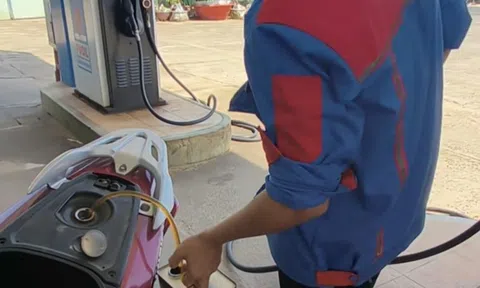 Khách bị rút lại xăng, dắt bộ do thanh toán chuyển khoản