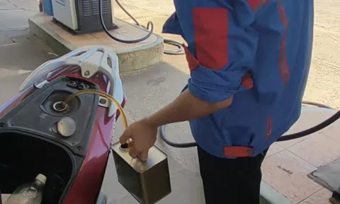 Cho thôi việc nhân viên cây xăng rút xăng của khách hàng vì không chấp nhận chuyển khoản