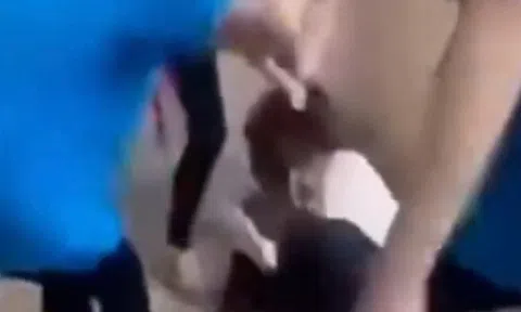 Xôn xao video nữ sinh lớp 8 bị đánh hội đồng trong trường học