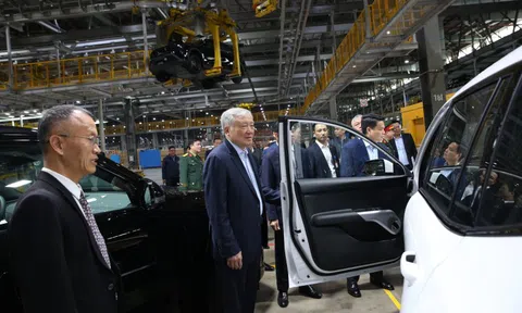 Phó Thủ tướng Thường trực Nguyễn Hòa Bình thăm Công ty VinFast