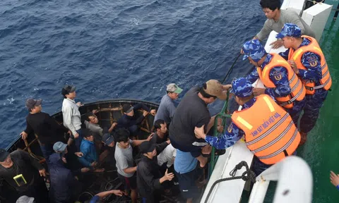 Hình ảnh tiếp nhận 52 ngư dân gặp nạn trên biển Trường Sa