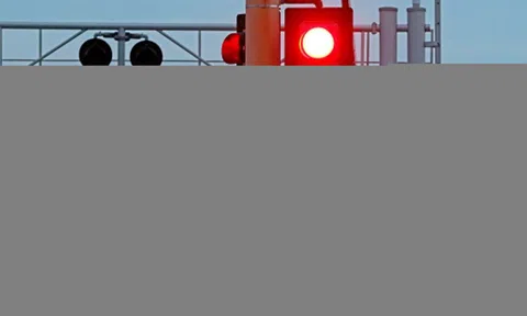 Tại sao đèn giao thông tại Mỹ có thêm đèn xanh dương?