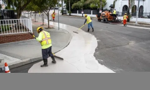 Tại sao đường phố tại California sơn màu trắng?