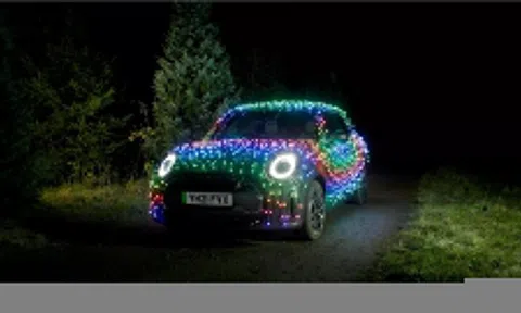 Bị phạt tiền nếu mắc dây đèn trang trí Giáng sinh lên xe