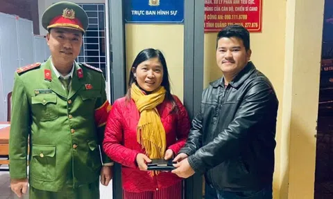 Bỏ dở trận chung kết Việt Nam - Thái Lan vì... nhặt được chiếc ví