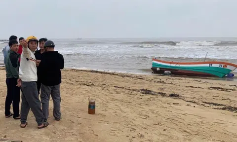 Tàu cá không người dạt vào bờ biển, để lại điện thoại
