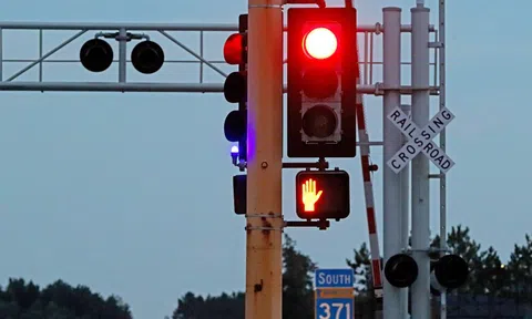 Tại sao đèn giao thông tại Mỹ có thêm đèn xanh dương?