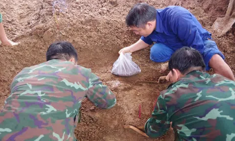Phát hiện 4 hài cốt liệt sĩ cùng nhiều di vật trong vườn của một hộ gia đình ở Quảng Trị