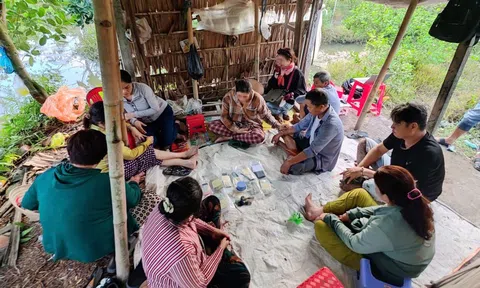 Bắt quả tang 7 “quý bà” và 4 người đàn ông đánh bạc tại căn chòi giữa vườn chanh