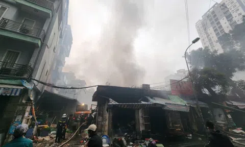 Cháy chợ Xanh Định Công, nhiều gian hàng bị thiêu rụi