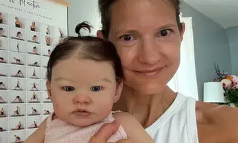 Bị chê 'kỳ quái' vì chăm búp bê như con, người phụ nữ kiếm hơn 5 tỷ đồng mỗi năm