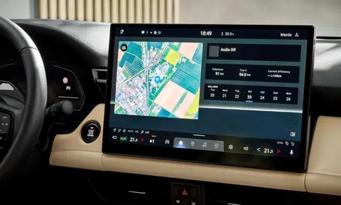 Dùng màn hình cảm ứng khi đang lái xe - mất thời gian, giảm an toàn